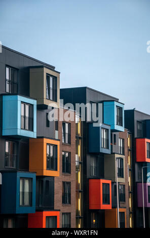 Glasgow, Scotland, Regno Unito. 13 Settembre 2019: moderni appartamenti colorati su Govan Road Foto Stock