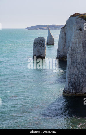 Old Harry Rocks sono tre formazioni di gesso, comprendente una pila ed un moncone, situato al punto di Handfast, sull'Isola di Purbeck nel Dorset, Engla meridionale Foto Stock