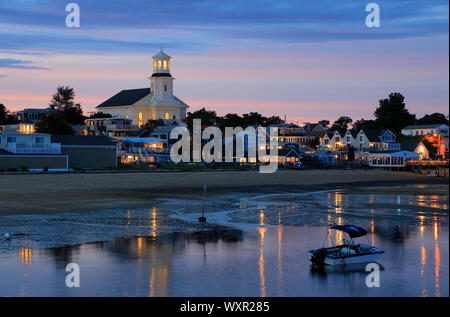 Lungomare di a Provincetown durante la bassa marea e al tramonto con biblioteca pubblica aka vecchio centro metodista Chiesa Episcopale in background.a Provincetown.MA.USA Foto Stock