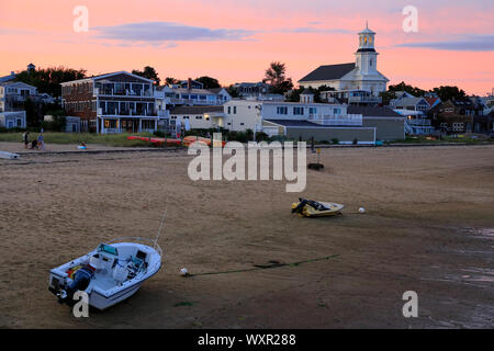 La bassa marea la spiaggia di a Provincetown durante il crepuscolo ora con biblioteca pubblica aka vecchio centro metodista Chiesa Episcopale in background.a Provincetown.MA.USA Foto Stock