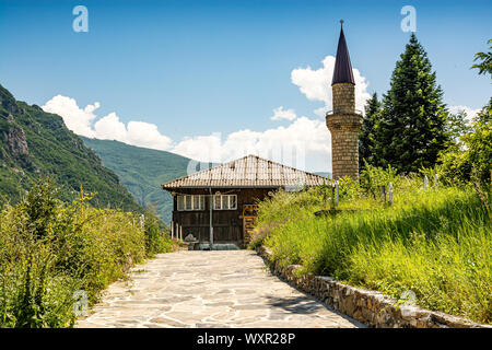 Vecchia Moschea con cimitero in Rostusha, Nord Macedonia Foto Stock