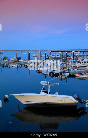 Le barche da diporto docking lungo il molo di MacMillan dopo il tramonto.a Provincetown.Cape Cod.Massachusetts.USA Foto Stock
