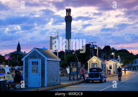 Vista notturna di baracche di artista sul molo di MacMillan con il monumento del pellegrino in background.a Provincetown.Massachusetts.USA Foto Stock