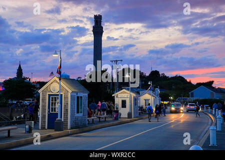 Vista notturna di baracche di artista sul molo di MacMillan con il monumento del pellegrino in background.a Provincetown.Massachusetts.USA Foto Stock