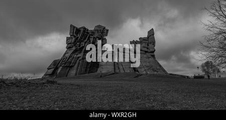 Una foto in bianco e nero del nono Fort Memorial, in Lituania. Foto Stock