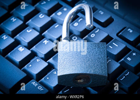 Cyber security concetto lucchetto aperto sulla tastiera del computer. Foto Stock
