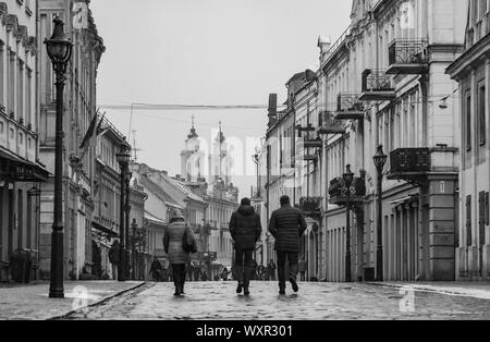 Una foto in bianco e nero di persone camminando sulla strada di Vilnius (Kaunas). Foto Stock