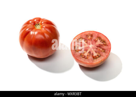 Pomodori rossi freschi isolati su sfondo bianco Foto Stock