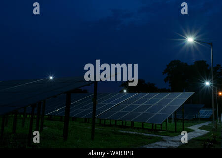 Centrale solare di notte. Foto Stock