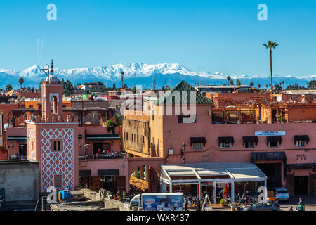 Coperta di neve montagne Atlas in background come si vede da Marrakech, Marocco Foto Stock