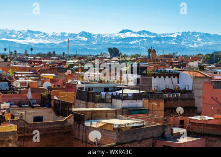 Coperta di neve montagne Atlas in background come si vede da Marrakech, Marocco Foto Stock