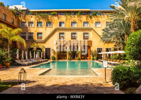 Les Jardins De La Koutoubia 5 star hotel di lusso. Offre un Carita Spa, vasca idromassaggio e piscina esterna circondata da palme, Marrakech Marocco. Foto Stock