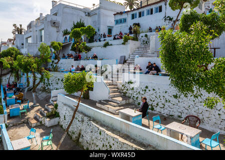 La vista posteriore esterna dal Café Hafa, sulla cima della scogliera che si affaccia sulla Baia di Tangeri, aperto nel 1921, visitato da molte celebrità del giorno, Marocco Foto Stock