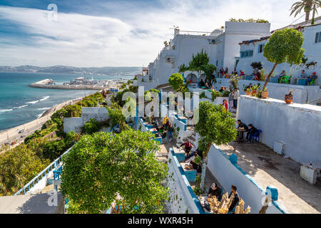 La vista posteriore esterna dal Café Hafa, sulla cima della scogliera che si affaccia sulla Baia di Tangeri, aperto nel 1921, visitato da molte celebrità del giorno, Marocco Foto Stock