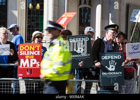 Londra REGNO UNITO XVII Sep 2019 manifestanti sostenendo il caso contro la proroga del Parlamento tenere cartelloni al di fuori della Corte suprema di Londra. Foto Stock