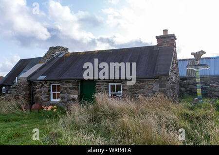 John Williamson natali, casa rurale con palo decorato con motivo di uccelli in Hamnavoe, Continentale, le isole Shetland, Scotland, Regno Unito Foto Stock