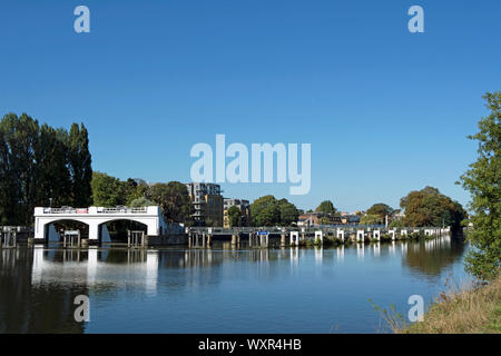 Visto dal lato di prosciutto, il fiume Tamigi vicino a Teddington weir, a sud-ovest di Londra - Inghilterra Foto Stock