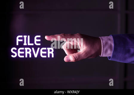 Testo della scrittura la scrittura del file server. Foto concettuale dispositivo che controlla l'accesso a separatamente i dati memorizzati isolato di puntamento a mano con il dito. Busi Foto Stock