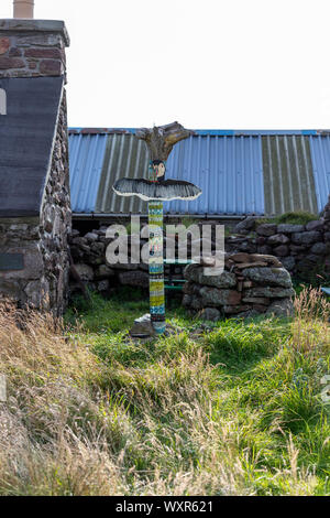 John Williamson natali, casa rurale con palo decorato con motivo di uccelli in Hamnavoe, Continentale, le isole Shetland, Scotland, Regno Unito Foto Stock