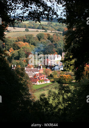 Selborne, Hampshire, Regno Unito, tra cui la chiesa di Santa Maria e Gilbert bianco C diciottesimo house, le scie: visto dal faggio "appendiabiti" sopra il villaggio Foto Stock