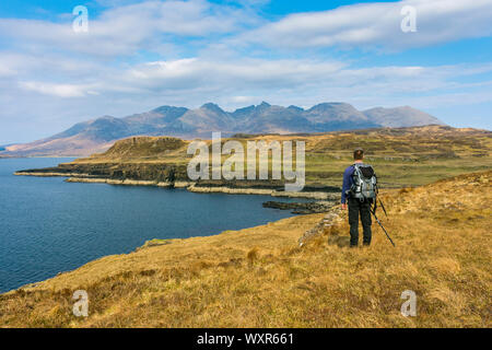 Le montagne Cuillin dalla west coast Rubha una penisola Dùnain, Minginish, Isola di Skye, Scotland, Regno Unito Foto Stock