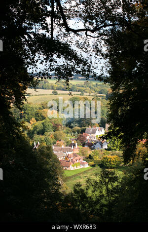 Selborne, Hampshire, Regno Unito, tra cui la chiesa di Santa Maria e Gilbert bianco C diciottesimo house, le scie: visto dal faggio "appendiabiti" sopra il villaggio Foto Stock