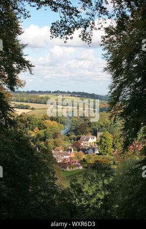 Selborne, Hampshire, Regno Unito, tra cui la chiesa di Santa Maria e Gilbert bianco C diciottesimo house, le scie: visto dal faggio "appendiabiti" sopra il villaggio Foto Stock