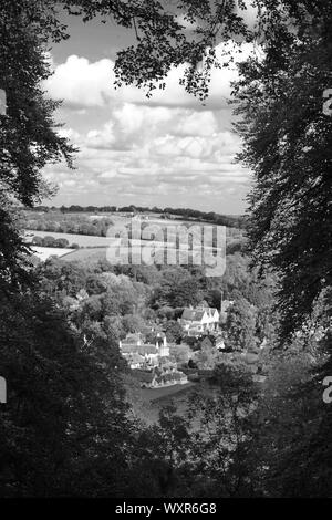 Famosa vista del villaggio di Selborne, Hampshire, Regno Unito, dal faggio "appendiabiti" al di sopra del villaggio. Versione in bianco e nero Foto Stock