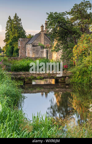 Ashton Keynes è un piccolo villaggio nel nord del Wiltshire, si trova all'interno del Cotswold Water Park con il fiume Tamigi che corre attraverso il centro, essendo su Foto Stock