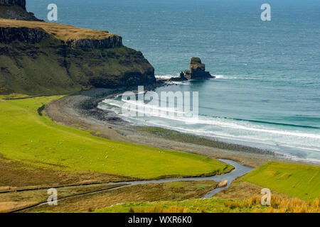 Talisker Punto e Talisker Bay, dal Sròn Mhòr, Gleann Oraid, Minginish, Isola di Skye, Scotland, Regno Unito Foto Stock