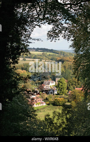 Selborne, Hampshire, Regno Unito, tra cui la chiesa di Santa Maria e Gilbert bianco C diciottesimo house, le scie: visto dal faggio "appendiabiti" sopra il villaggio Foto Stock