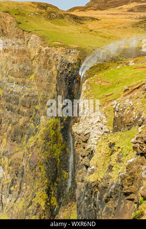 Il Allt Mheididh cascata con spray di essere soffiata verso l'alto dal vento, Talisker Bay, Minginish, Isola di Skye, Scotland, Regno Unito Foto Stock