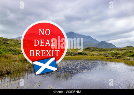 No deal BREXIT in Scozia e in Irlanda il concetto del Regno Unito. Highland scozzesi natura con sfondo rosso segno di avvertimento. Foto Stock