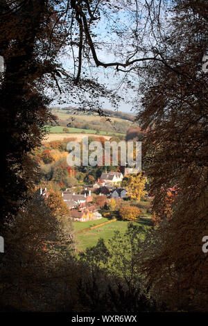 Selborne, Hampshire, Regno Unito, tra cui la chiesa di Santa Maria e Gilbert bianco C diciottesimo house, le scie: visto dal faggio "appendiabiti" sopra il villaggio Foto Stock