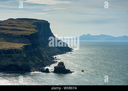 Le scogliere di Beinn nan Cuithean e isola di Rum, da Rubha Cruinn, oltre Talisker Bay, Minginish, Isola di Skye, Scotland, Regno Unito Foto Stock