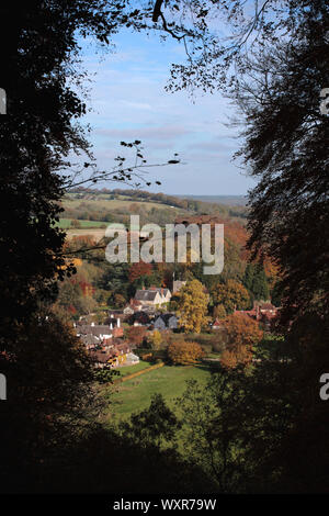 Selborne, Hampshire, Regno Unito, tra cui la chiesa di Santa Maria e Gilbert bianco C diciottesimo house, le scie: visto dal faggio "appendiabiti" sopra il villaggio Foto Stock