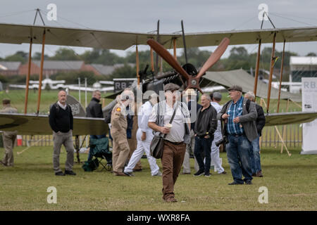 Royal Aircraft Factory essere2 British mono-motore trattore a due biplano SEDILE sul display al Goodwood classic car show. Foto Stock