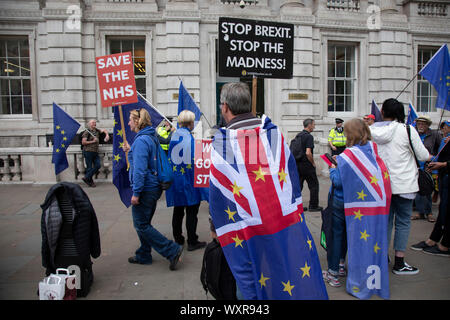 Il giorno che il Parlamento è stato sospeso per un periodo di 5 settimane, anti-Brexit manifestanti wave Unione europea bandiere al di fuori del Cabinet Office in Westminster come all'interno di Tory ministri raccogliere il 10 settembre 2019 a Londra, Inghilterra, Regno Unito. Foto Stock