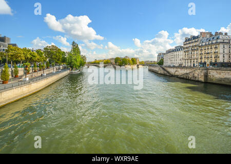 L'Ile de la Cite nella distanza dal Pont des Arts il ponte del fiume Senna a Parigi Francia Foto Stock