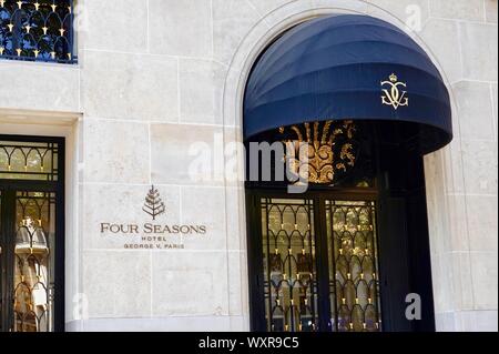 Four Seasons Hotel, logo e voce, Avenue George V di Parigi, Francia. Foto Stock