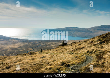 Loch fragile da Glen fragile per filati di cocco" un'Ghrunnda percorso, nelle montagne Cuillin, Isola di Skye, Scotland, Regno Unito Foto Stock