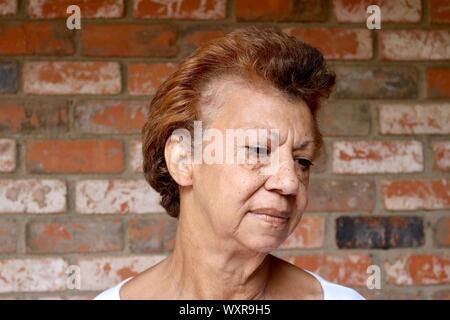 Ritratto di una donna matura guardando giù nella vergogna Foto Stock