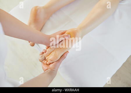 Massaggio ai piedi nella spa salone. Foto Stock