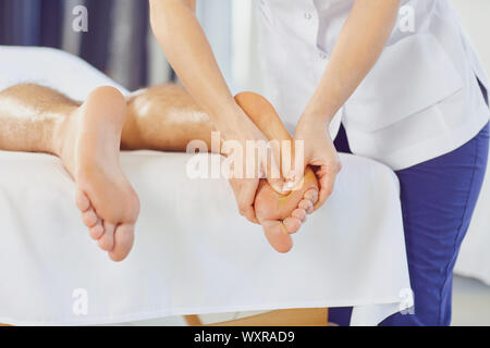 Massaggio ai piedi nella spa salone. Foto Stock