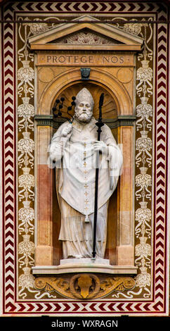 Primo piano della statua di Sant'Ambrogio a Torre del Filarete del Castello Sforzesco Basilica di Milano Italia Foto Stock