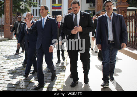 Caracas, Venezuela. Xvii Sep, 2019. Juan Guaido (l), il leader dell opposizione e auto-proclamato presidente ad interim, onde quando arriva all'Assemblea nazionale. Nella lotta per il potere che è in corso da mesi in Venezuela, leader dell opposizione Guaido ha ottenuto i primi seguaci off bandiera. Un piccolo gruppo di parlamentari dell opposizione hanno convenuto di riprendere i negoziati con il presidente Maduro il governo. Per parte sua, il governo ha annunciato il ritorno dei colleghi del gruppo socialista partito PSUV all opposizione parlamento controllato. Credito: Boris Vergara/dpa/Alamy Live News Foto Stock