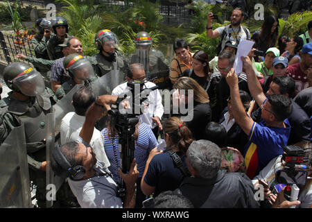 Caracas, Venezuela. Xvii Sep, 2019. La protesta degli insegnanti di fronte a un numero di forze di sicurezza blocca la strada all'Assemblea nazionale. Il gruppo chiamato per migliorare le condizioni di lavoro e salariali. Le loro richieste non vengono soddisfatte dal governo, è stato detto che un giorno dopo l'inizio della scuola. Nella lotta per il potere che è in corso da mesi in Venezuela, leader dell opposizione Guaido ha ottenuto i primi seguaci off bandiera. Un piccolo gruppo di parlamentari dell opposizione hanno convenuto di riprendere i negoziati con il presidente Maduro il governo. Credito: Boris Vergara/dpa/Alamy Live News Foto Stock