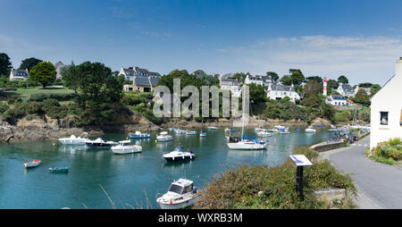 Clohars-Carnoet, Finisterre / Francia - 24 agosto 2019: panorama pittoresco porto de Doelan villaggio ed un porto in Bretagna Foto Stock