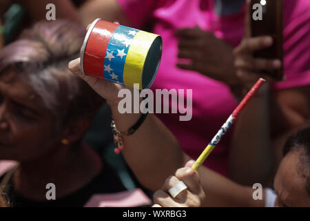 Caracas, Venezuela. Xvii Sep, 2019. La protesta degli insegnanti di fronte all'Assemblea Nazionale, dove l opposizione ha incontrato. Le loro richieste non vengono soddisfatte dal governo, è stato detto che un giorno dopo l'inizio della scuola. Credito: Boris Vergara/dpa/Alamy Live News Foto Stock