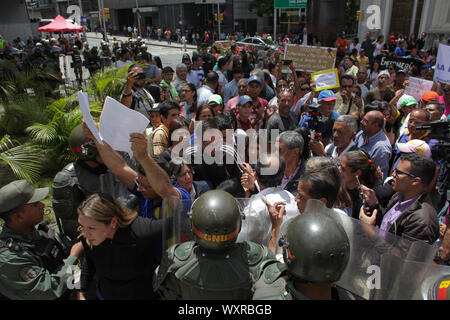 Caracas, Venezuela. Xvii Sep, 2019. La protesta degli insegnanti di fronte a un numero di forze di sicurezza blocca la strada all'Assemblea nazionale. Il gruppo chiamato per migliorare le condizioni di lavoro e salariali. Le loro richieste non vengono soddisfatte dal governo, è stato detto che un giorno dopo l'inizio della scuola. Nella lotta per il potere che è in corso da mesi in Venezuela, leader dell opposizione Guaido ha ottenuto i primi seguaci off bandiera. Un piccolo gruppo di parlamentari dell opposizione hanno convenuto di riprendere i negoziati con il presidente Maduro il governo. Credito: Boris Vergara/dpa/Alamy Live News Foto Stock